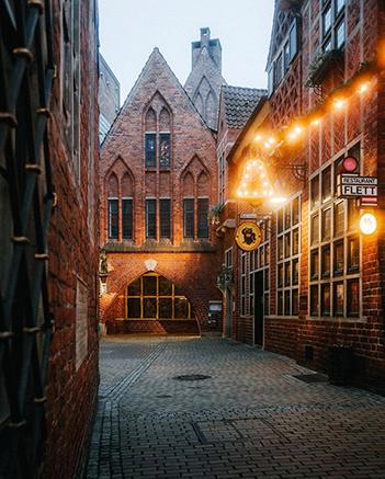Böttcherstraße mit Weihnachtsbeleuchtung